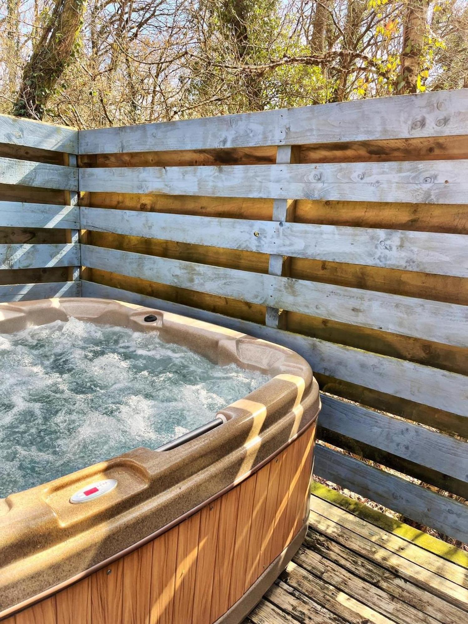 Wren 8-Hot Tub-Woodland Lodges-St Clears-Carmarthen-Tenby Εξωτερικό φωτογραφία