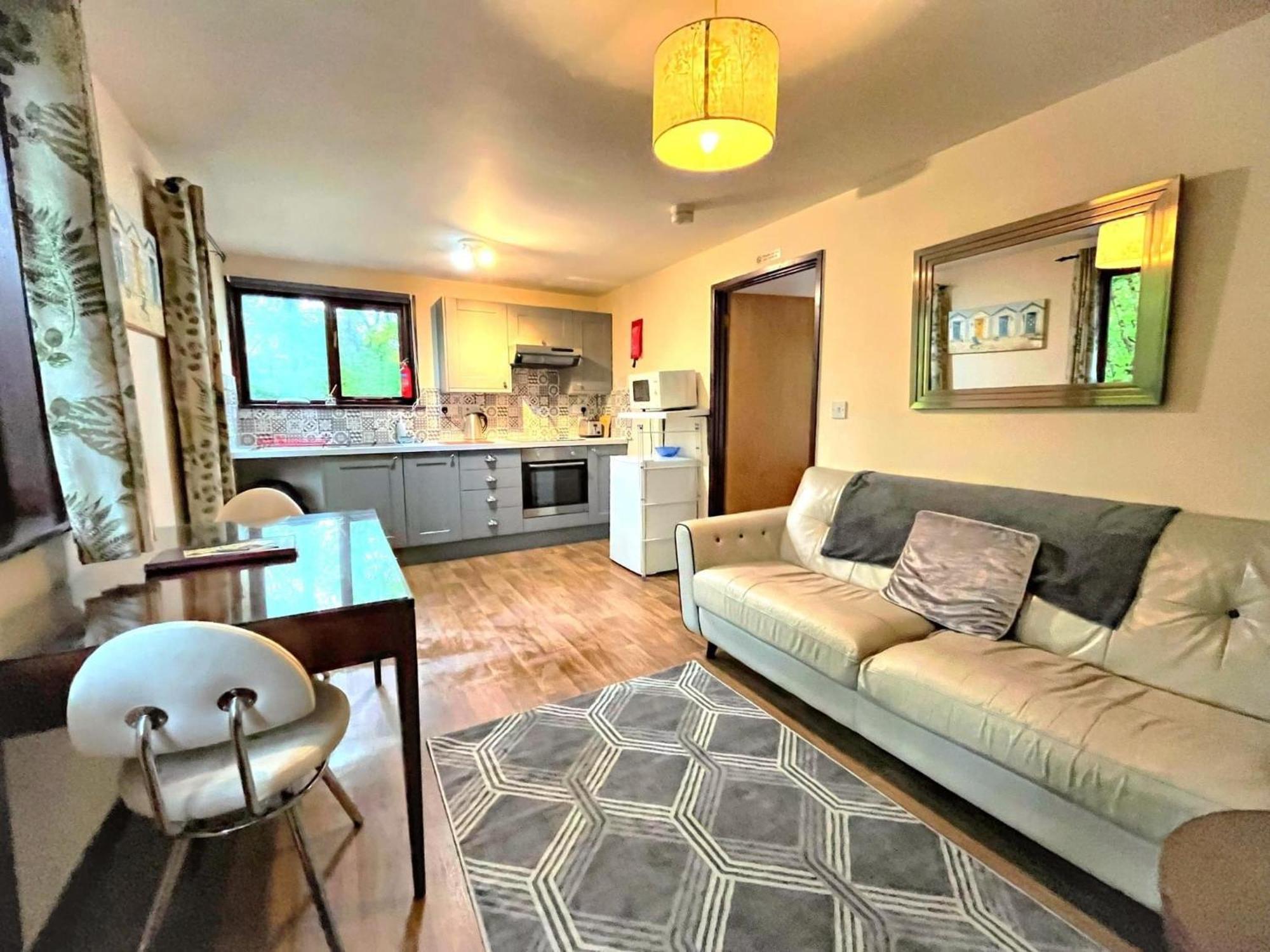 Wren 8-Hot Tub-Woodland Lodges-St Clears-Carmarthen-Tenby Εξωτερικό φωτογραφία